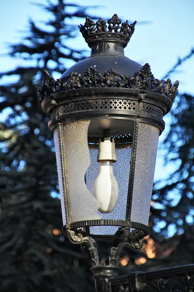 Lámpara vieja con el vidrio roto por el vandalismo — Foto de Stock