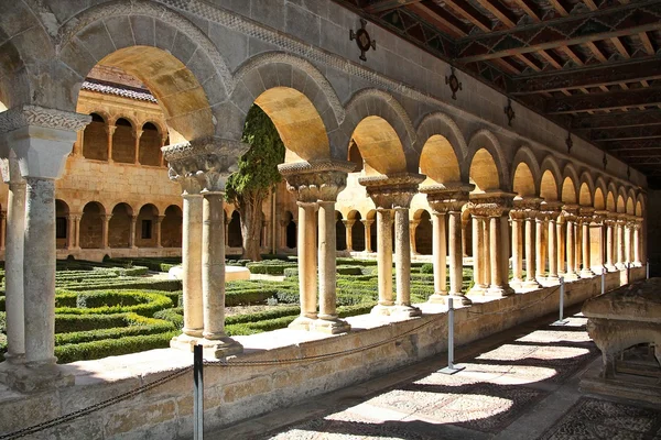 Détails des colonnes du célèbre monastère de Silos en Espagne — Photo