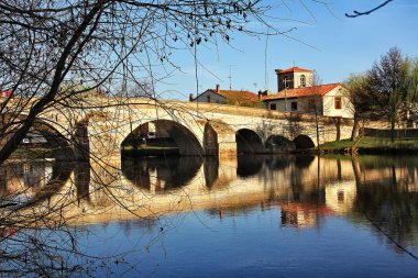 Puentedura kasabasında Arlanza nehri üzerinde Roma köprüsü. Castilla -