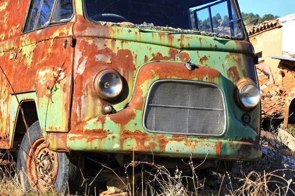 Alter grüner Lieferwagen liegengelassen alter rostiger — Stockfoto