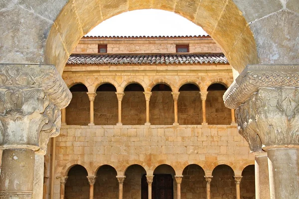 Detalles de las columnas del famoso Monasterio de Silos en España —  Fotos de Stock