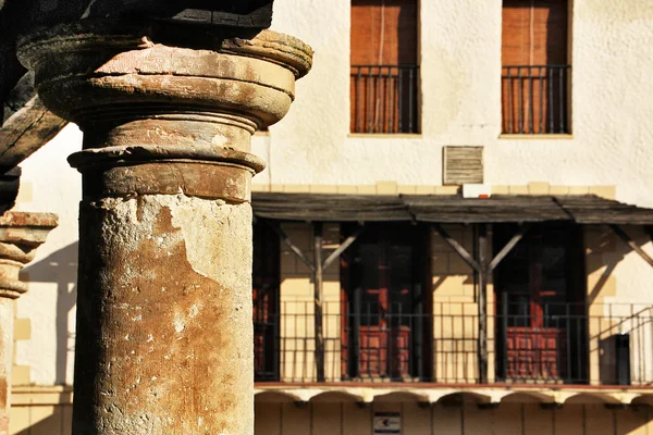 Typická ulice města covarubias ve Španělsku — Stock fotografie