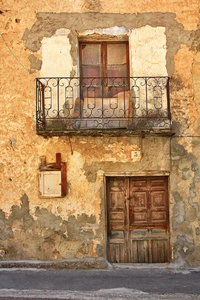 Старая деревянная дверь перед домом — стоковое фото