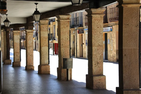 Typickými podloubími ulicích města burgo de osma ve Španělsku — Stock fotografie
