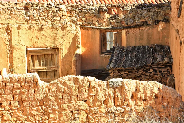 Puntgevels huizen gebouwd van adobe en modder — Stockfoto