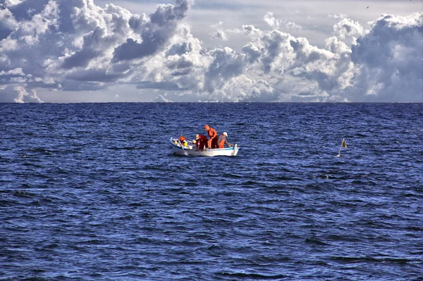 在一条小船在海上捕鱼的渔民 — 图库照片