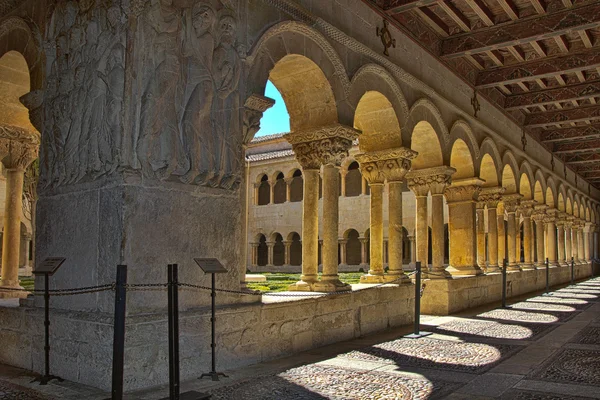 Detalles de las columnas del famoso Monasterio de Silos en España —  Fotos de Stock