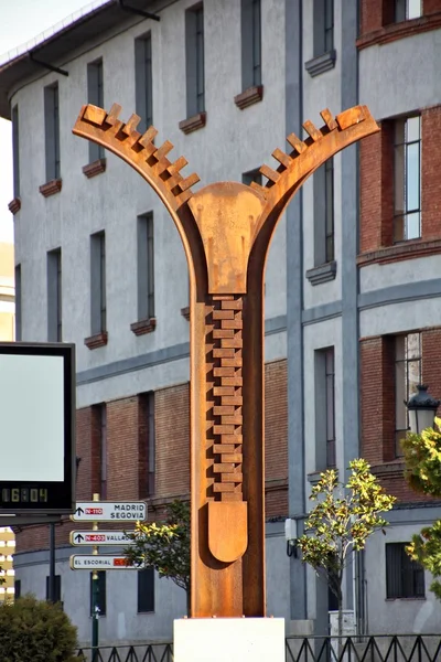 Avila İspanya büyük zip demir modern heykel — Stok fotoğraf