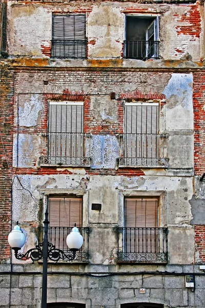 Starym budynku w samym sercu nowoczesnego miasta — Zdjęcie stockowe