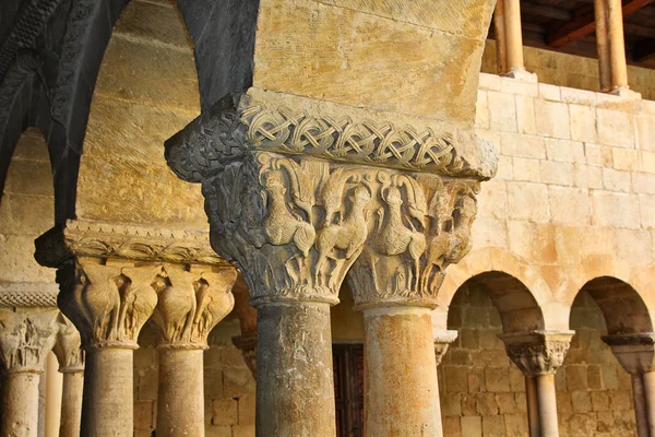 Detalhes das colunas do famoso Mosteiro de Silos na Espanha — Fotografia de Stock
