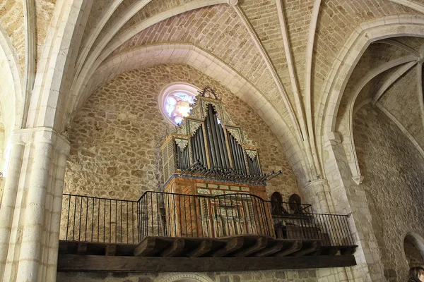 Внутренние арки Коллегиальной церкви Сан-Косме в Коварубе — стоковое фото