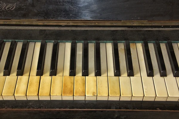 Gamla grand piano övergav — Stockfoto