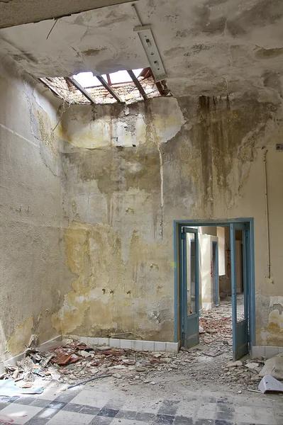 Δωμάτια και στέγες καταστραφεί το σπίτι σπασμένα — Φωτογραφία Αρχείου