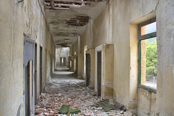 Corridors and roofs destroyed house broken — Stock Photo, Image