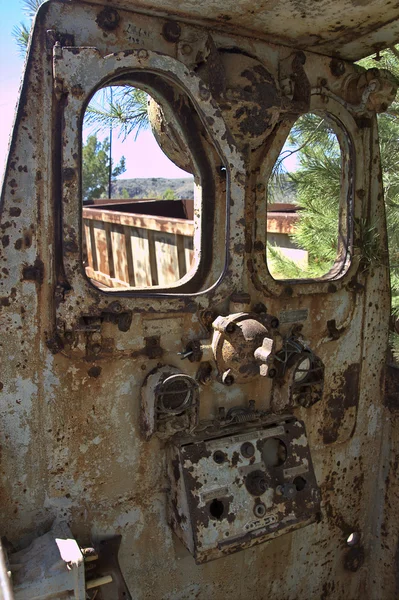 Машины в старом заброшенном поезде — стоковое фото