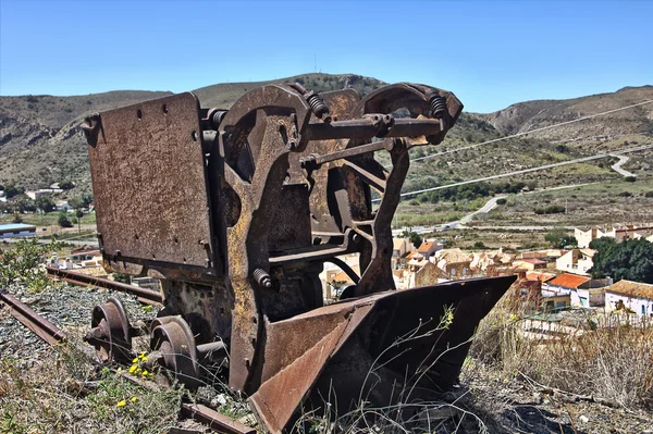 Máquinas viejas oxidadas para recoger carbón de las vías — Foto de Stock