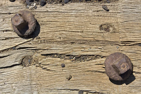 Старый деревянный фон с ржавыми винтами, трещины — стоковое фото