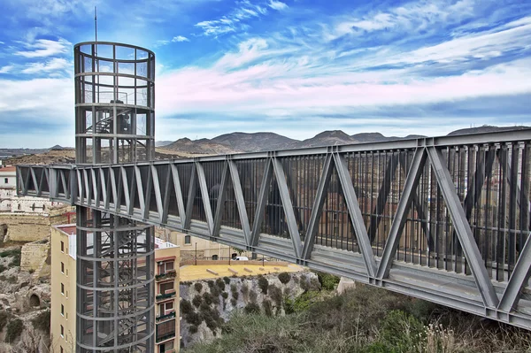 Σύγχρονη γέφυρα του elavator στην πόλη Καρχηδόνα στην Ισπανία — Φωτογραφία Αρχείου