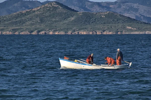Pescatori che pescano in mare in una piccola barca — Foto Stock