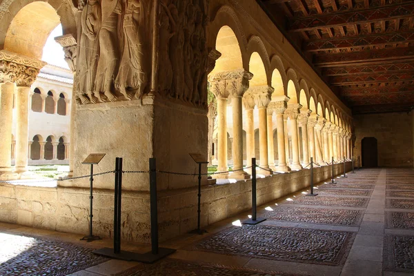 スペインのサイロの有名な修道院の列の詳細 — ストック写真
