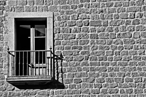 Вікно в старому кам'яному будинку — стокове фото