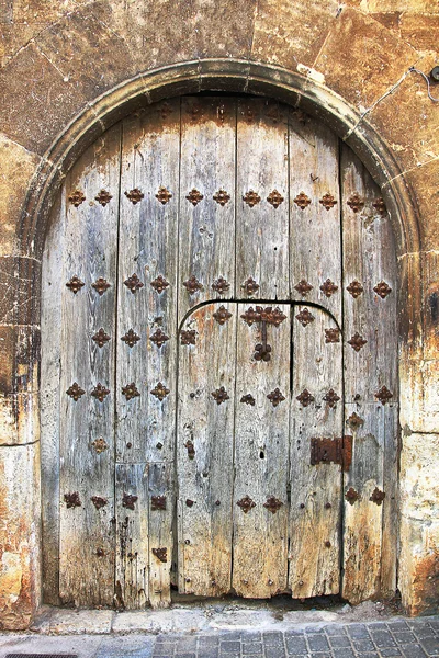 Porta de madeira velha na frente de uma casa — Fotografia de Stock