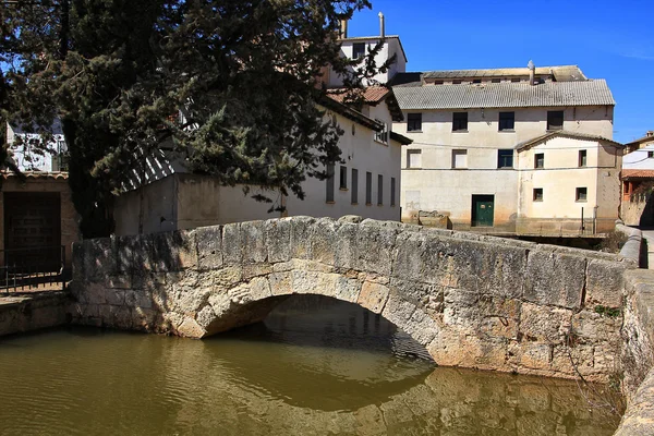 River through the village of San Esteban de Gormaz in Spain — Stock Photo, Image