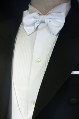 güzel beyaz kravat ile şık smokin