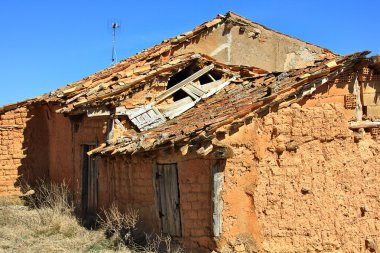 terk edilmiş bir köy kalıntıları çamur evler