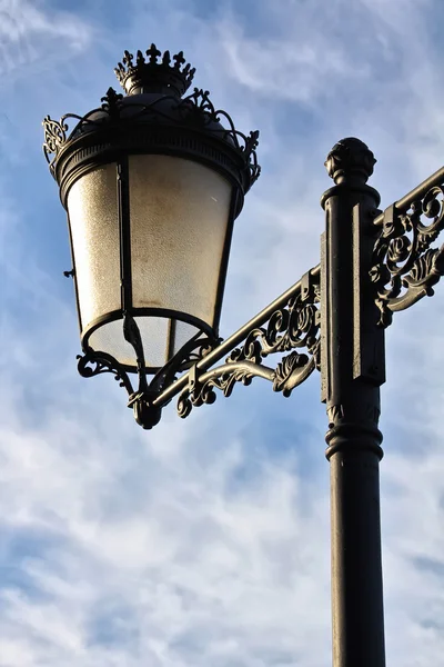 Güzel eski 19. yy dönüştürülmüş sokak lâmbası direği — Stok fotoğraf