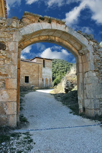 Stenen boog in san pedro de arlanza in de Spaanse provincie burgos, sp — Stockfoto