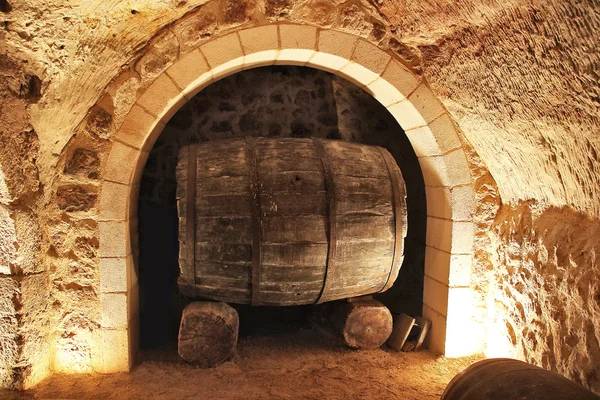 Velho barril de vinho em uma adega — Fotografia de Stock