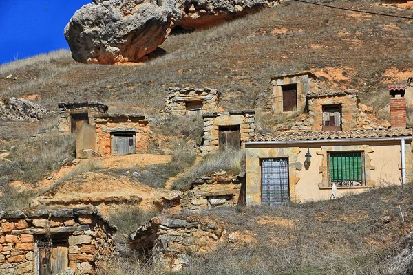 Entradas a las bodegas excavadas en las montañas de la provincia de —  Fotos de Stock