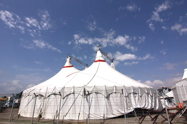 Zirkus großer Kreisel weiß mit blauem Himmel — Stockfoto