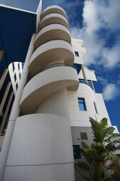 Moderní architektura v budově s velkými zakřivenými plochami — Stock fotografie