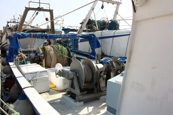 Motoren, um die Netze auf Fischereifahrzeuge zu bringen — Stockfoto