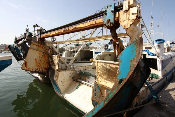 Balıkçı tekneleri ve sistemleri toplamak için ağlar — Stok fotoğraf