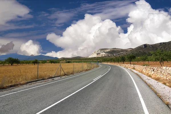 Lonely road med vacker himmel i bakgrunden — Stockfoto