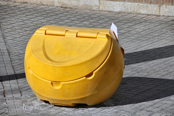 Depósito de reciclaje amarillo moderno — Foto de Stock