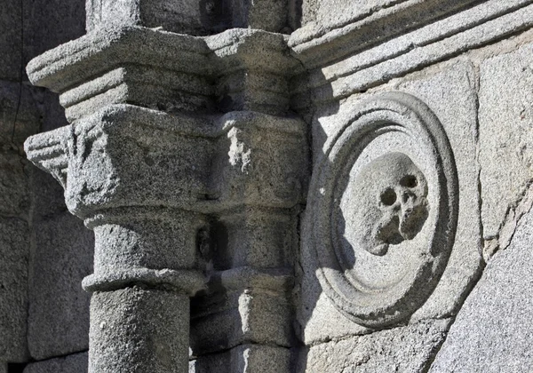 Череп, высеченный на камне на фасаде — стоковое фото
