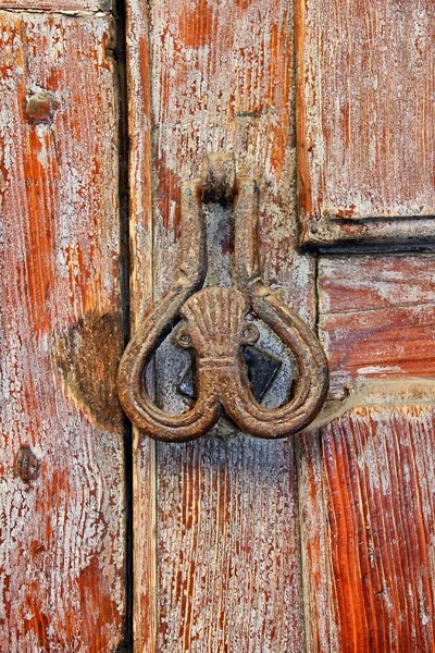 Old wooden door in front of a house — Stock Photo, Image