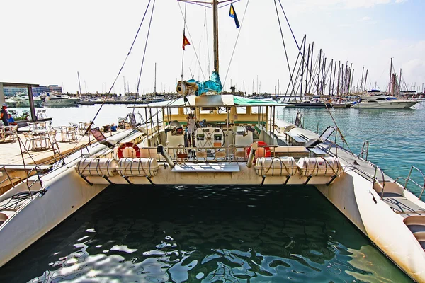 Preparing to sail modern catamaran — Stock Photo, Image