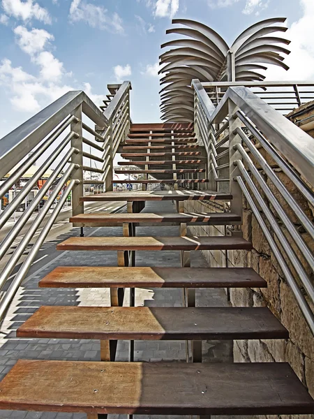 Moderna trappor i stål och trä — Stockfoto
