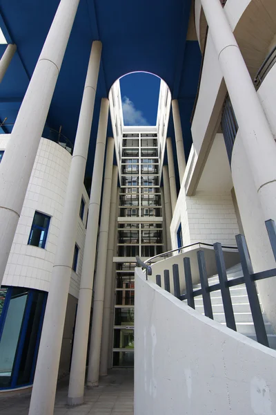 Arquitetura moderna em um edifício com grandes áreas curvas — Fotografia de Stock