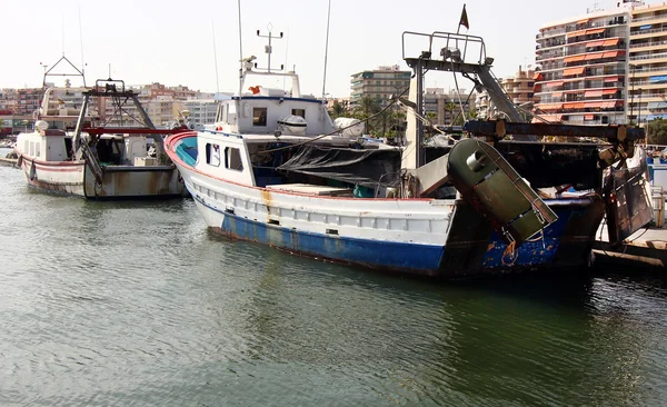 Balıkçı tekneleri ve sistemleri toplamak için ağlar — Stok fotoğraf