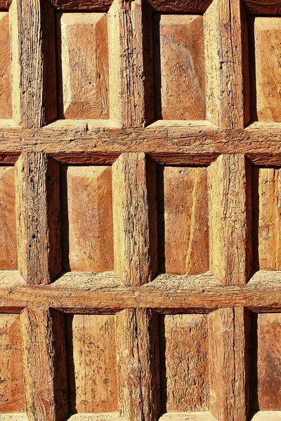 Alte Holztür vor einem Haus — Stockfoto