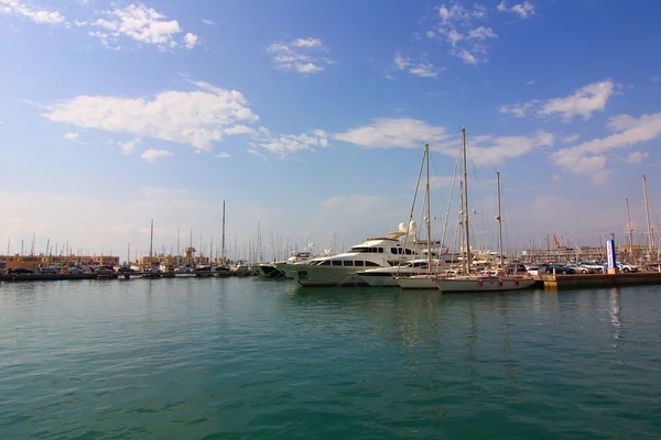 Puerto deportivo en la ciudad de Alicante España — Foto de Stock