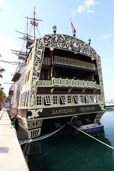 历史和著名 stern 的西班牙大帆船 santisima 特里尼 — 图库照片