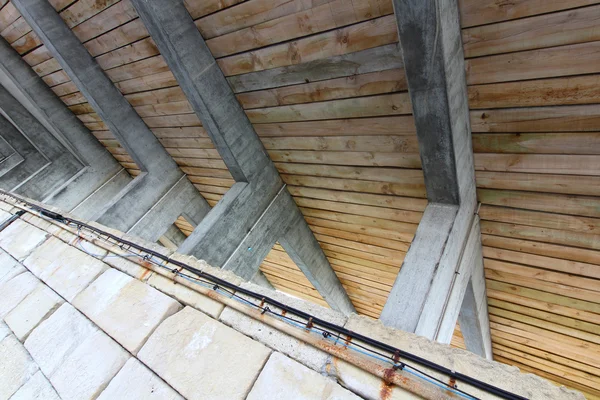 Стальная и деревянная крыша в перспективе — стоковое фото