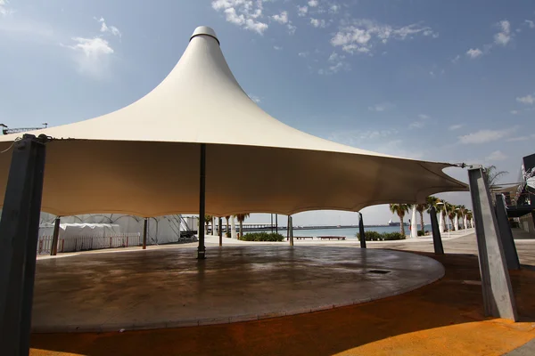 Büyük beyaz çadır şemsiye olarak — Stok fotoğraf